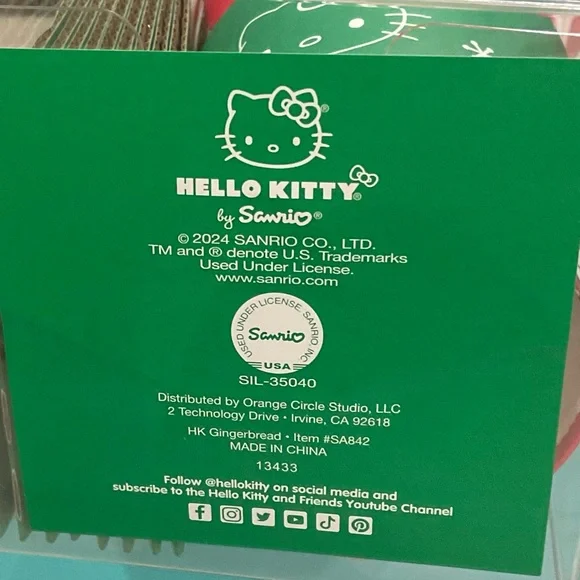 Hello Kitty Hot Xmas Cup Set with Lids NWT - Picture 3 of 3